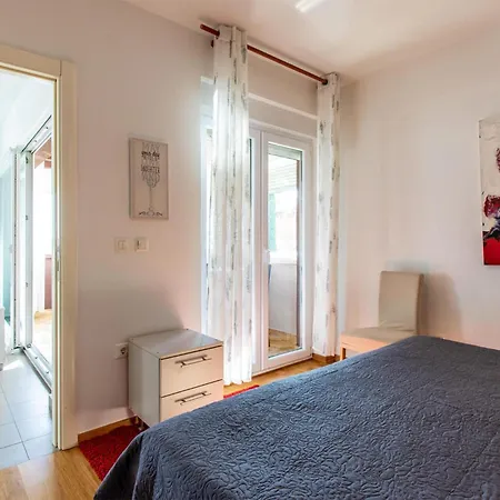 Apartman Awesome In With Kitchen Zára