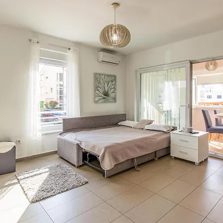 Apartman Awesome In With Kitchen Zára